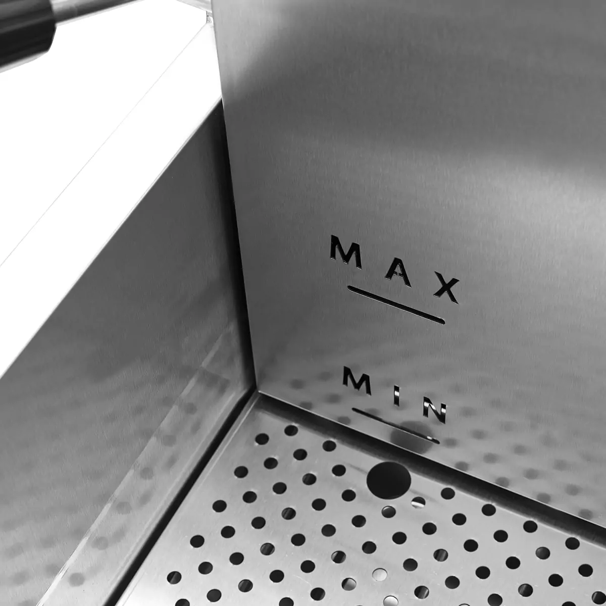 Recommended min/max oil level display inside EF001-SX commercial fryer