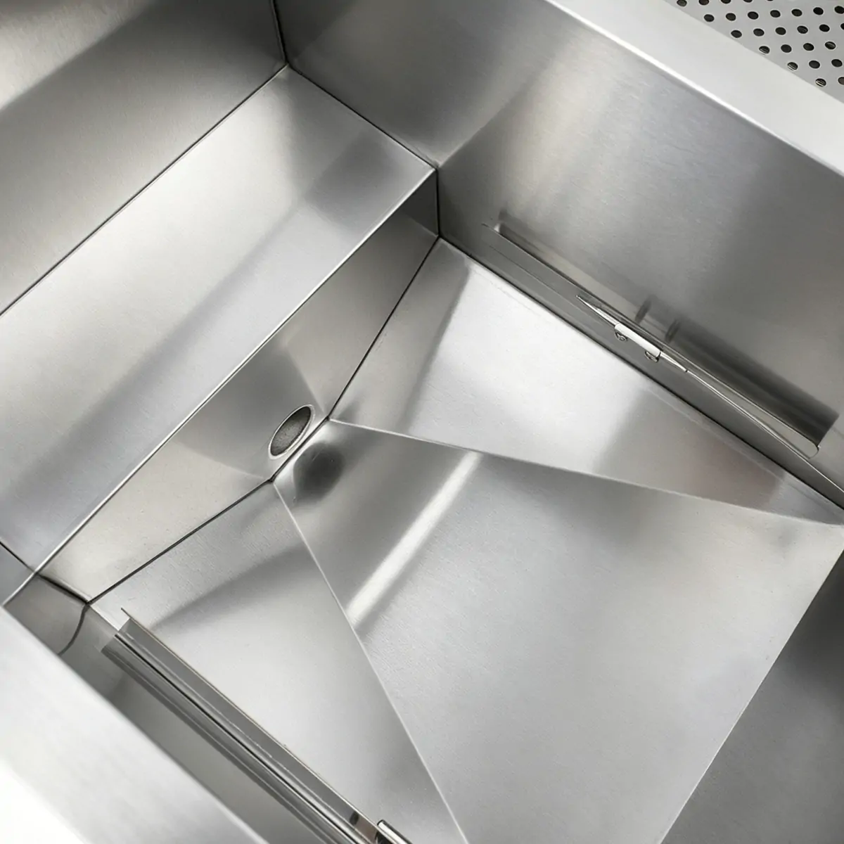 EF004-B2 internal oil drain outlet inside fryer tank