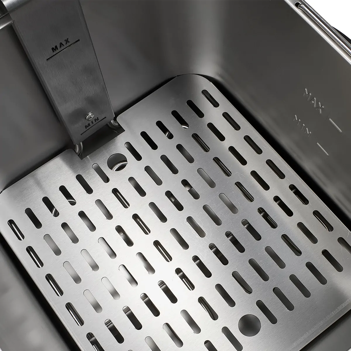 Commercial deep fryer oil level mark and divider plate