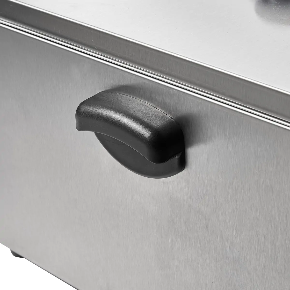 Commercial fryer side carrying handle design