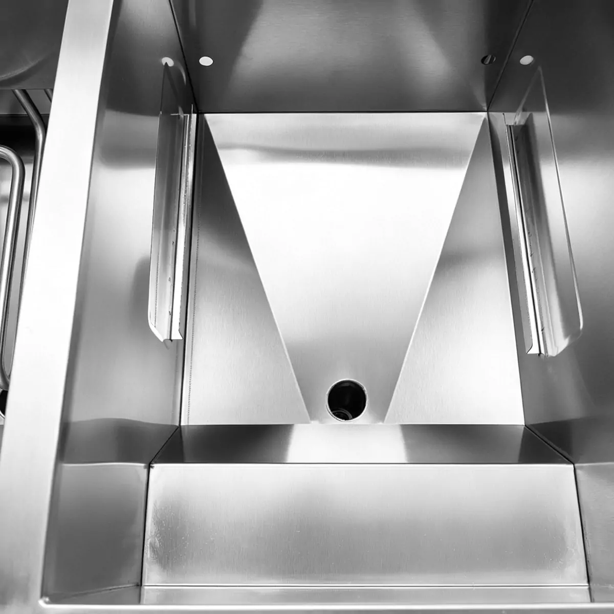Commercial deep fryer oil tank with drain valve system and internal structure