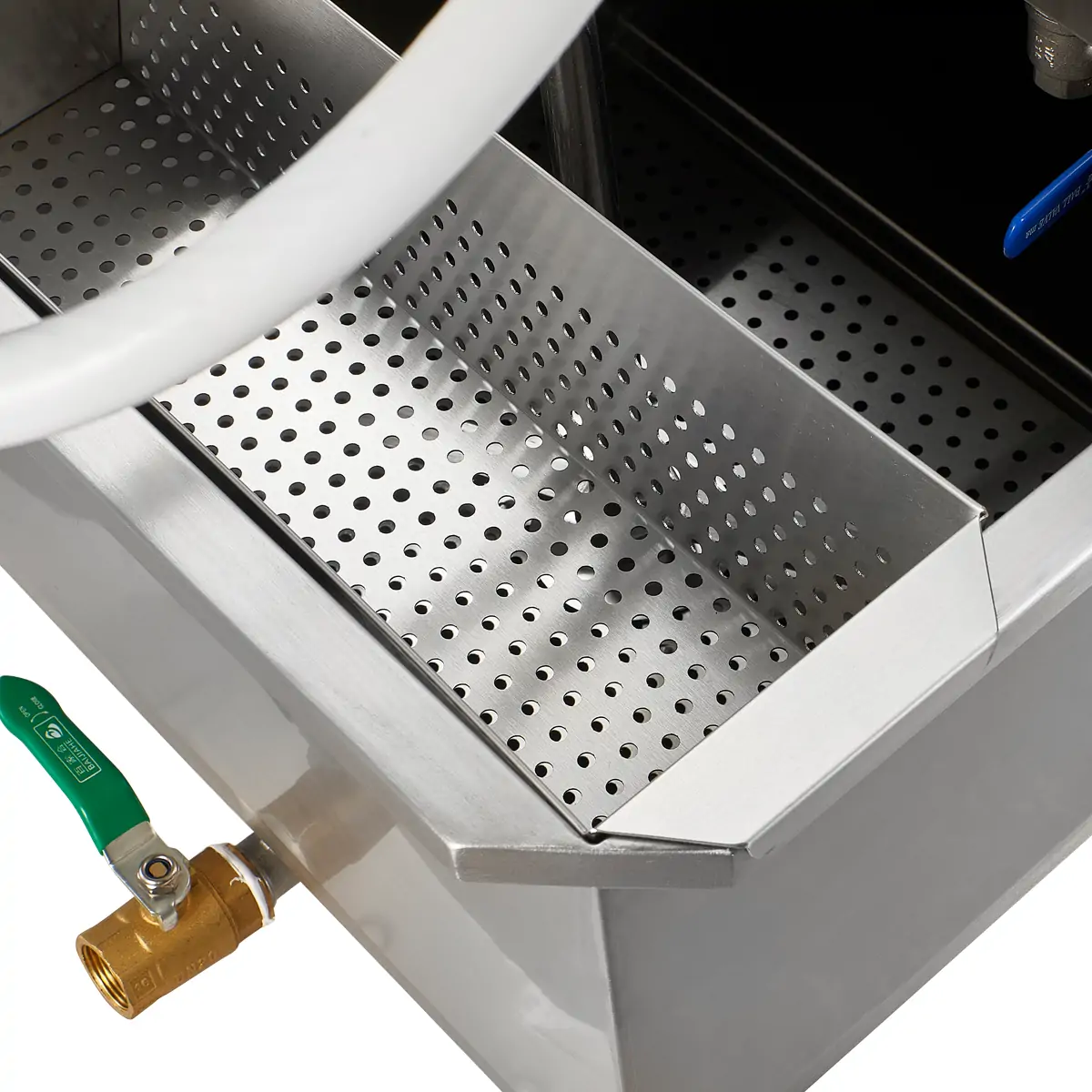 Internal oil tank and filtration chamber of portable fryer oil filter system